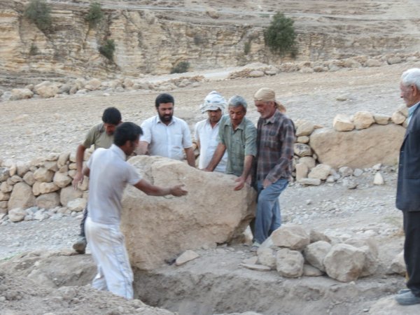  دیوار کشی  و محوطه سازی امامزاده پیر محمود کلایه دهدشت بسیجیان