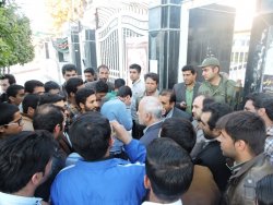 تجمع دانشجویان در اعتراض به توهین های مدیرمسئول روزنامه ابتکار در نورآباد